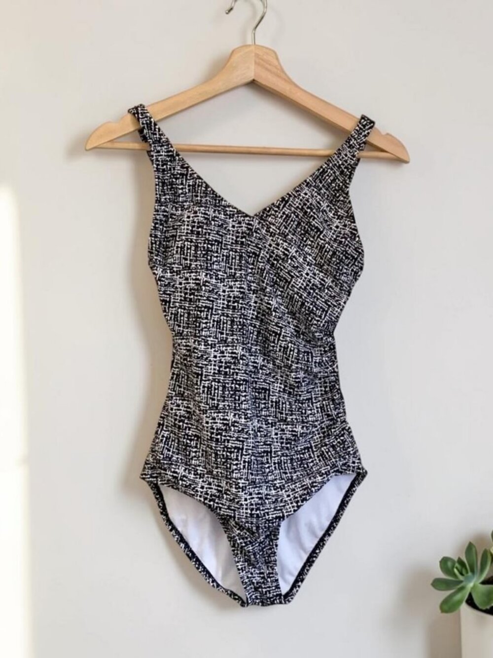 ❤️ 3/30 Speedo Black White Vneck Sleeveless One Piece Bathing Suit US 6